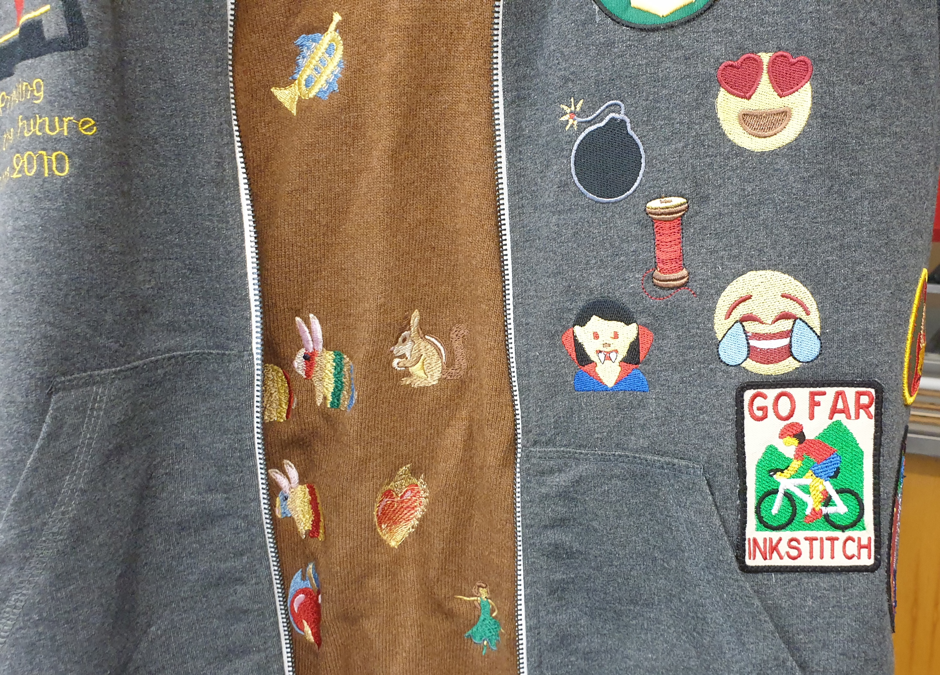 Gilet et pull brodés avec des emoji