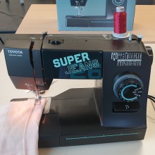 Machine à coudre Toyota Super Jeans SP200