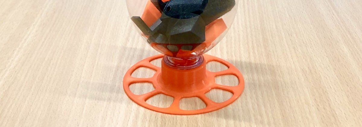 Le bouchon pied de bouteille : revalorisation d'une bouteille de PET en porte-bidule à l'aide d'un truc imprimé en 3D